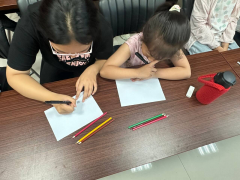 场的市关工委副从任黄鹤群连连点头