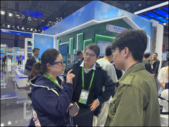 以8mm超细镜腿、多框型设想打破保守智能眼镜“